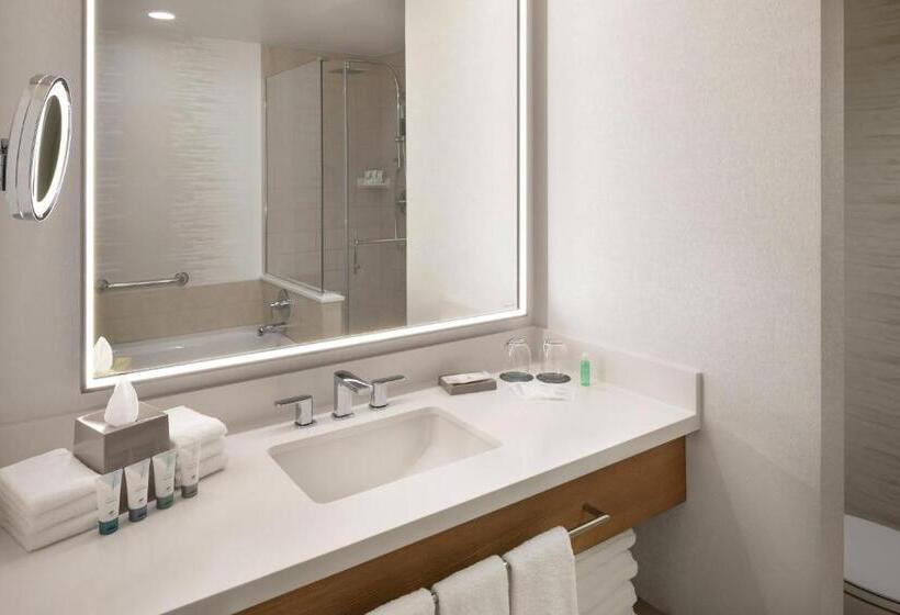 اتاق استاندارد با چشم‌انداز استخر, The Westin Kierland Resort & Spa