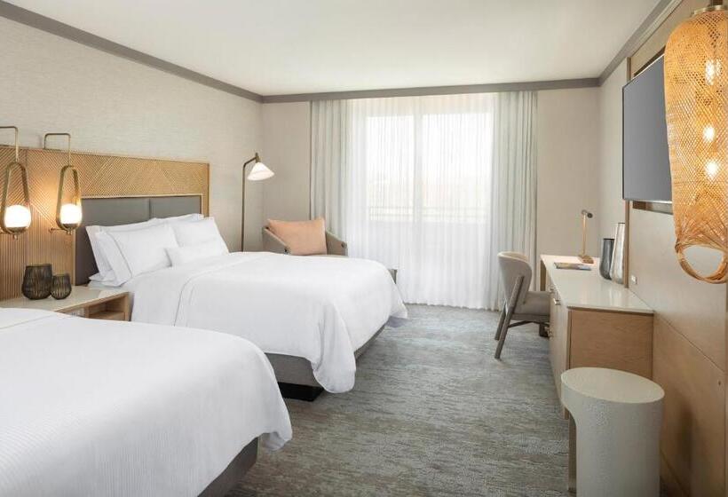 اتاق استاندارد با چشم‌انداز استخر, The Westin Kierland Resort & Spa