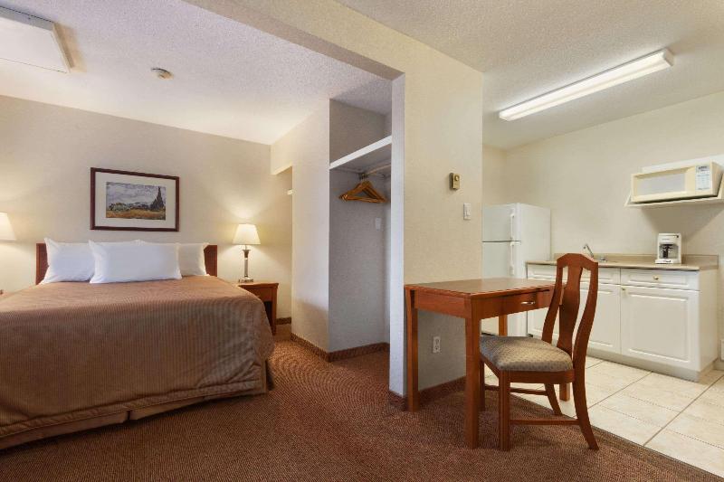 اتاق استاندارد با تخت دو نفره بزرگ, Travelodge By Wyndham Langley City