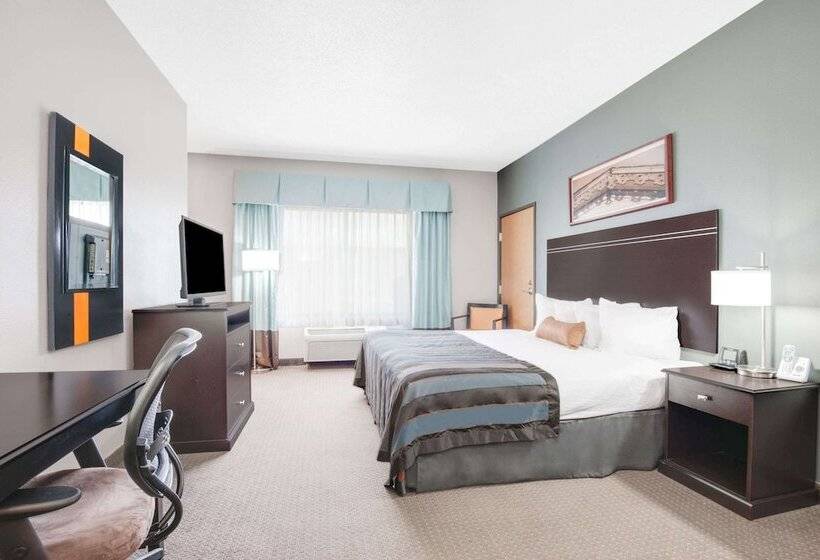 Deluxe Room Adapted for people with reduced mobility, Wingate By Wyndham Gillette Near Camplex