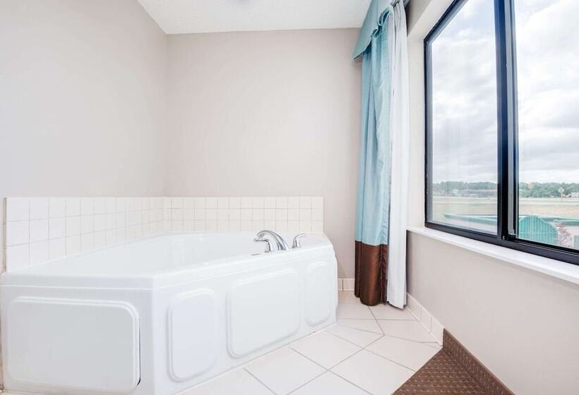 Deluxe Room Adapted for people with reduced mobility, Wingate By Wyndham Gillette Near Camplex