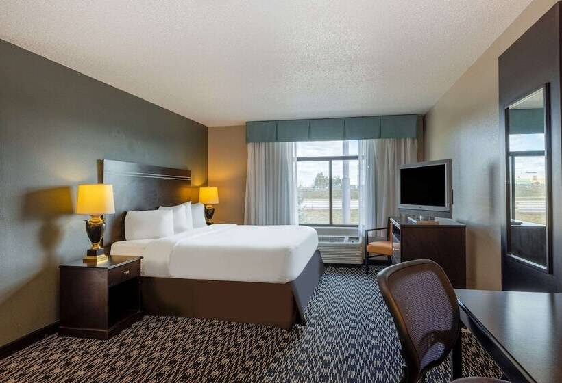 Deluxe Room Adapted for people with reduced mobility, Wingate By Wyndham Gillette Near Camplex