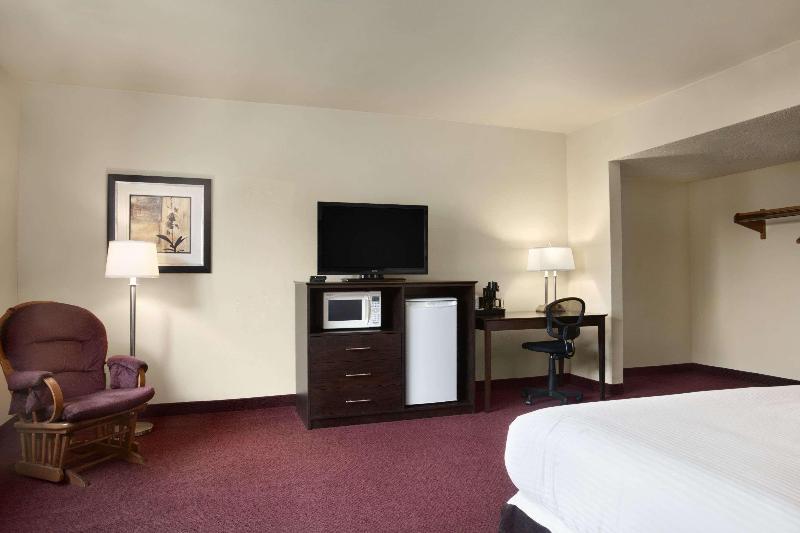 Suite Kingsize Bett, Super 8 By Wyndham Sarnia On