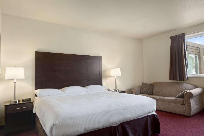 Suite Kingsize Bett, Super 8 By Wyndham Sarnia On