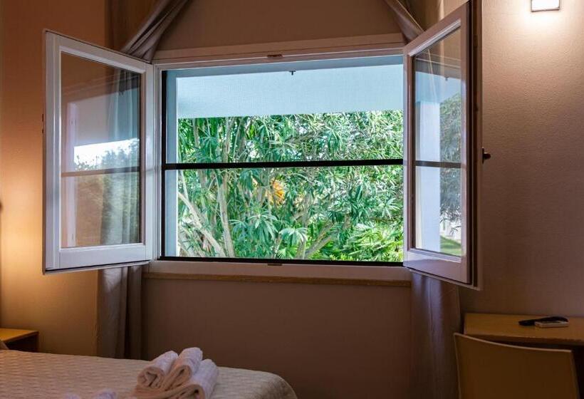 اتاق استاندارد چهارنفره با چشم‌انداز باغ, Agriturismo Is Cortillaris