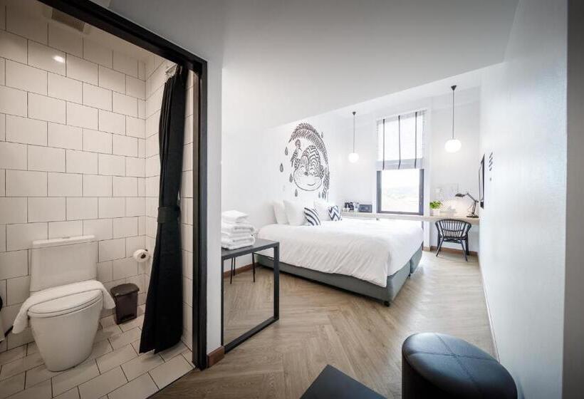 اتاق لوکس سه تخته, Blu Monkey Hub & Hotel Ranong