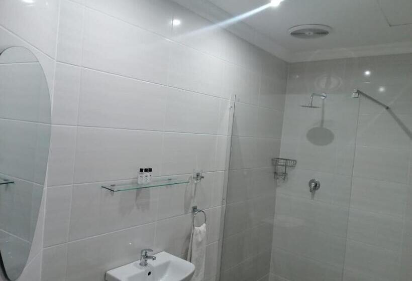اتاق اکونومی, Nqabanqaba