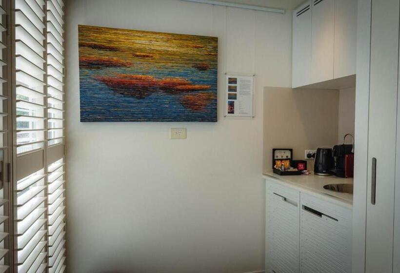 استودیو استاندارد با تخت کینگ, The Henry Jones Art