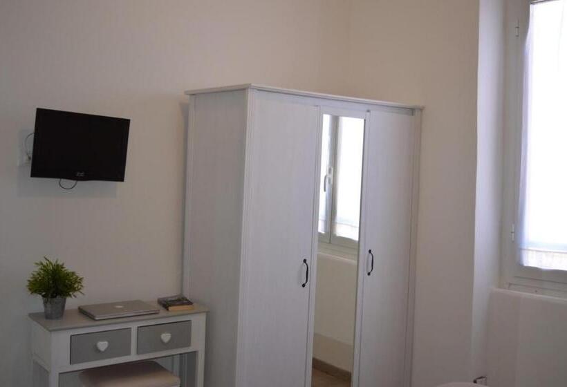 Standard Triple Room with Terrace, La Tavernetta
