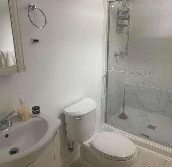 اتاق استاندارد, Hollywood Rentals Llc