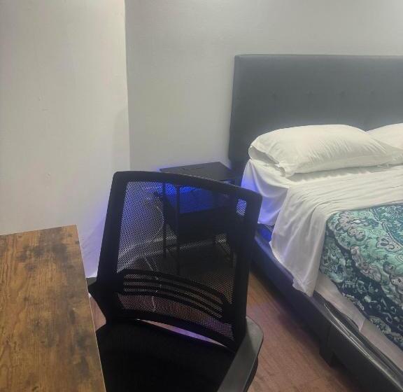 اتاق استاندارد, Hollywood Rentals Llc