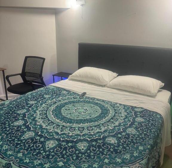 اتاق اکونومی, Hollywood Rentals Llc