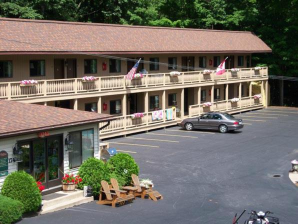 اتاق استاندارد, Tall Pines Motel