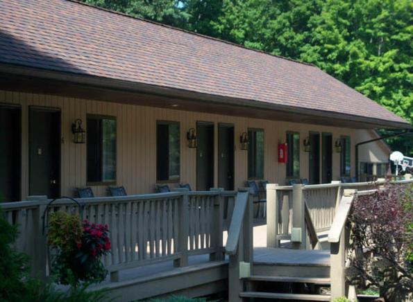 سوییت, Tall Pines Motel