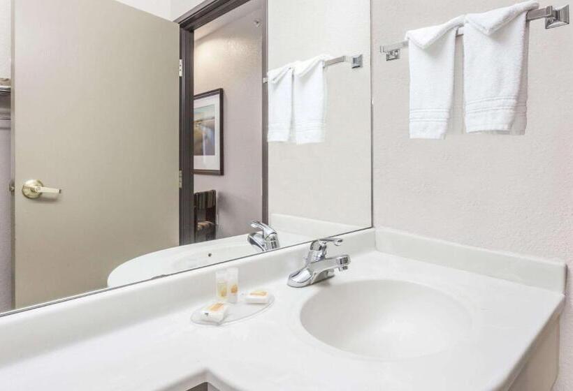 Standard Room Adapted for people with reduced mobility, Days Inn By Wyndham Near Kansas Speedway