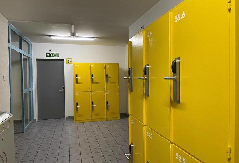 سرير فى غرفة مشتركه, Geneva Hostel