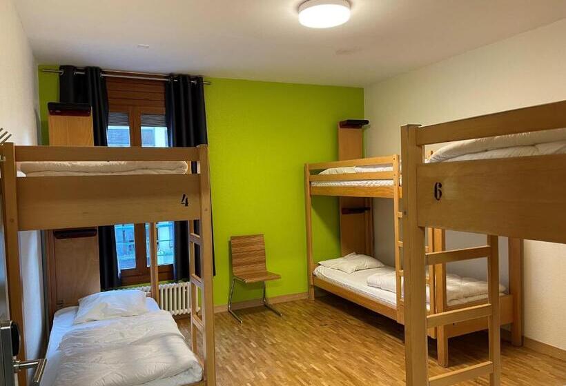 تختخواب در اتاق مشترک, Geneva Hostel