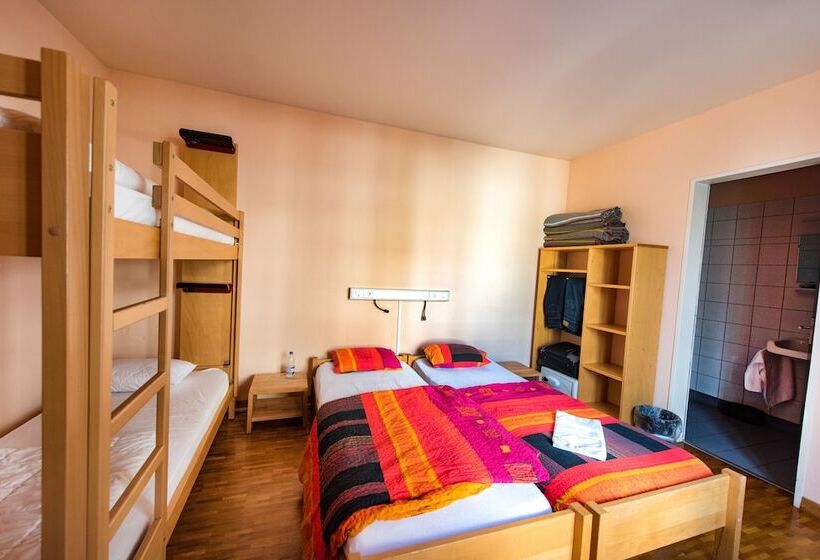 اتاق استاندارد چهارنفره با سرویس بهداشتی مشترک, Geneva Hostel