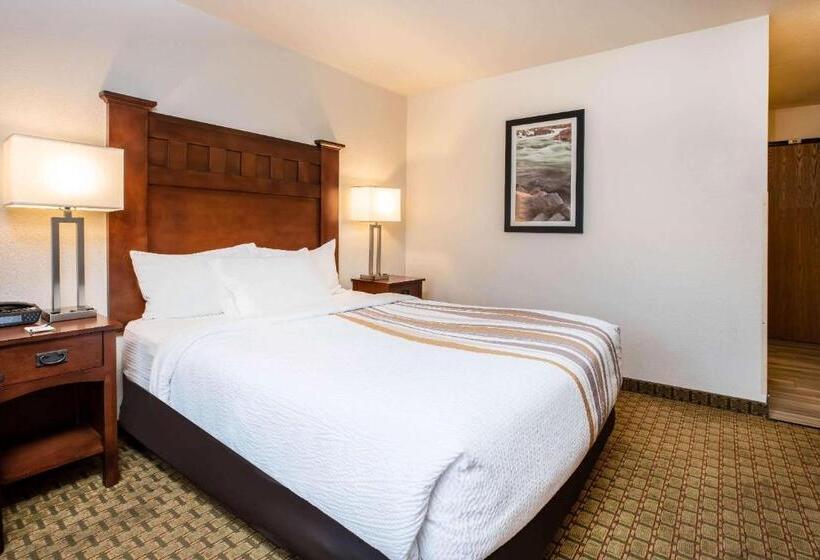 Deluxe Room King Size Bed, La Quinta Inn & Suites By Wyndham Grants Pass