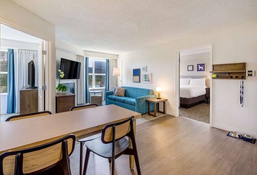 سوئیت برای معلولان, Sonesta Es Suites San Francisco Airport Oyster Point Waterfront