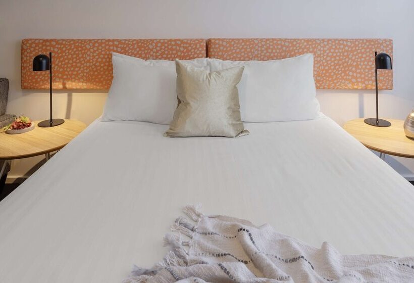 استودیوی استاندارد, Oaks Perth