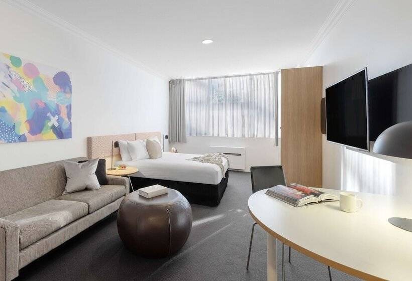 استودیوی استاندارد, Oaks Perth
