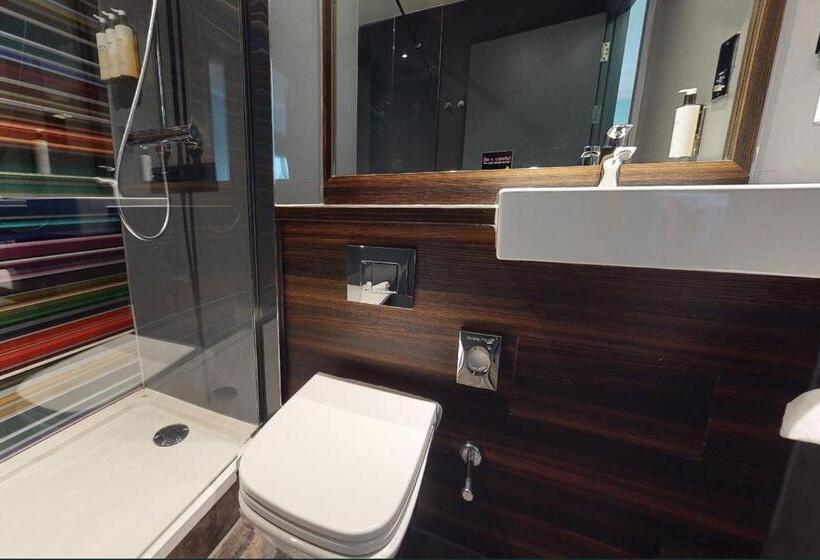 اتاق کلاب, Village Hotel Birmingham Walsall