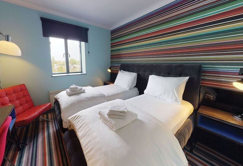 اتاق کلاب, Village Hotel Birmingham Walsall