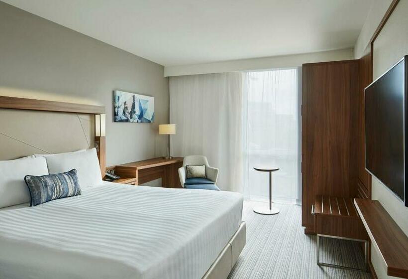 اتاق استاندارد با تخت بزرگ, Courtyard By Marriott London City Airport