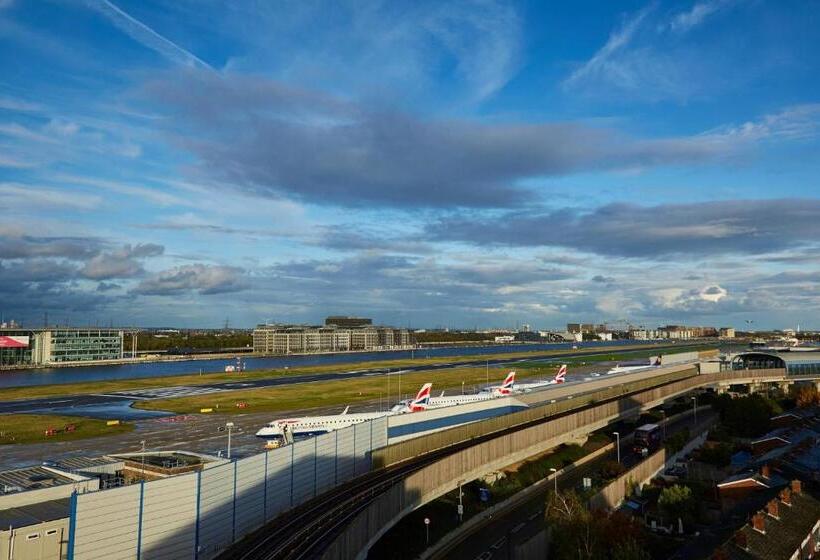 اتاق استاندارد با تخت بزرگ, Courtyard By Marriott London City Airport