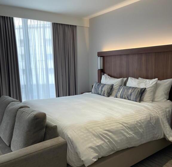 اتاق سوپریور با چشم‌انداز, Courtyard By Marriott London Heathrow Airport
