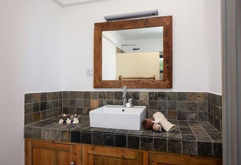 اتاق لوکس با چشم‌انداز, Happy Days Guest House