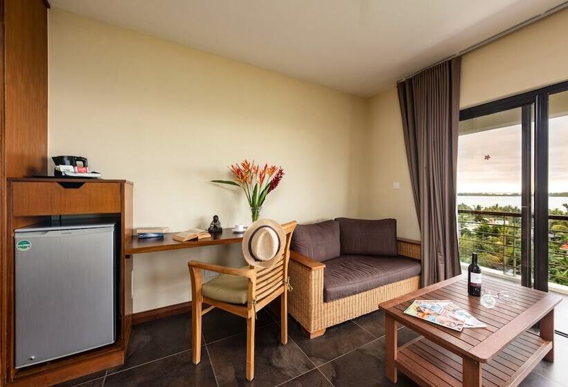 اتاق لوکس با چشم‌انداز, Happy Days Guest House
