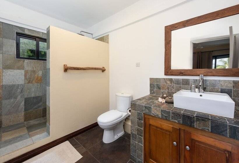 اتاق سوپریور با چشم‌انداز استخر, Happy Days Guest House