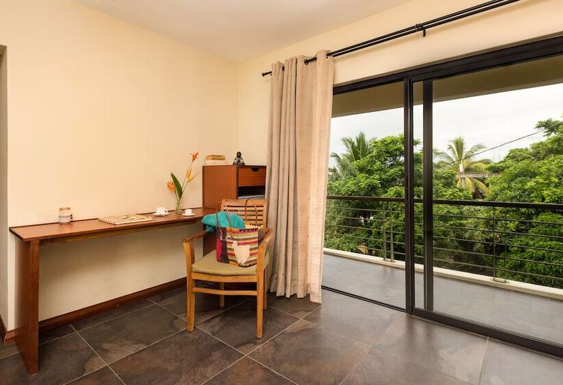 اتاق سوپریور با چشم‌انداز استخر, Happy Days Guest House