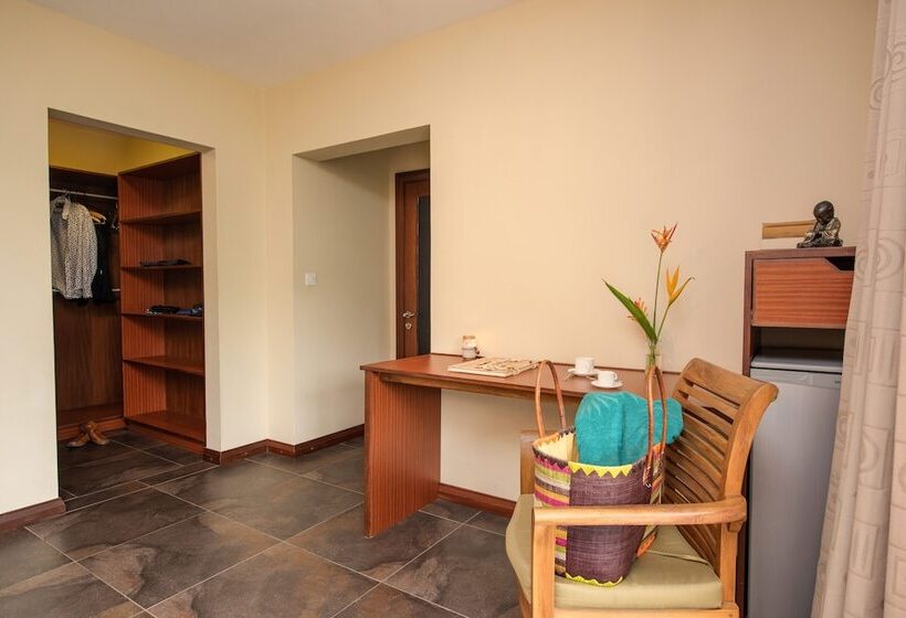 اتاق سوپریور با چشم‌انداز استخر, Happy Days Guest House