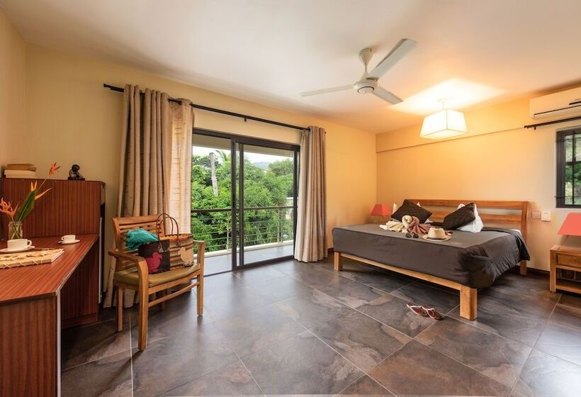 اتاق سوپریور با چشم‌انداز استخر, Happy Days Guest House