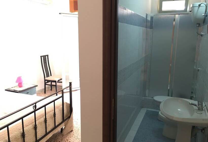 اتاق استاندارد سه نفره, B&b Crotone