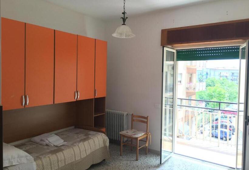 اتاق استاندارد چهارنفره با سرویس بهداشتی مشترک, B&b Crotone