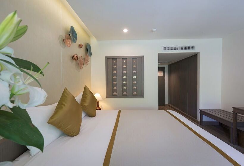 اتاق لوکس با چشم‌انداز استخر, Chanalai Flora Resort, Kata Beach