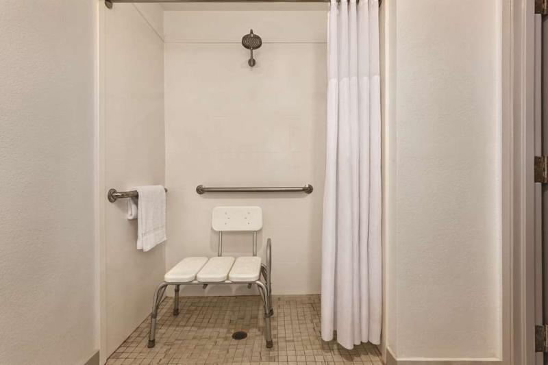 اتاق استاندارد با تخت بزرگ برای معلولان, Country Inn & Suites By Radisson, Beaufort West, Sc
