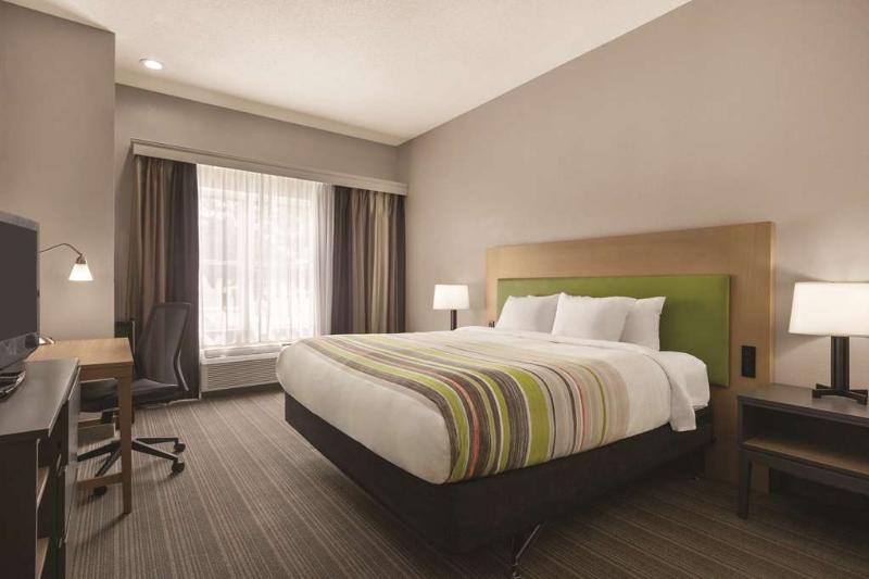 اتاق استاندارد با تخت بزرگ برای معلولان, Country Inn & Suites By Radisson, Beaufort West, Sc