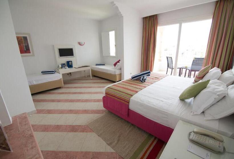 景色の見えるスタンダード４人部屋, Golden Tulip Taj Sultan Resort
