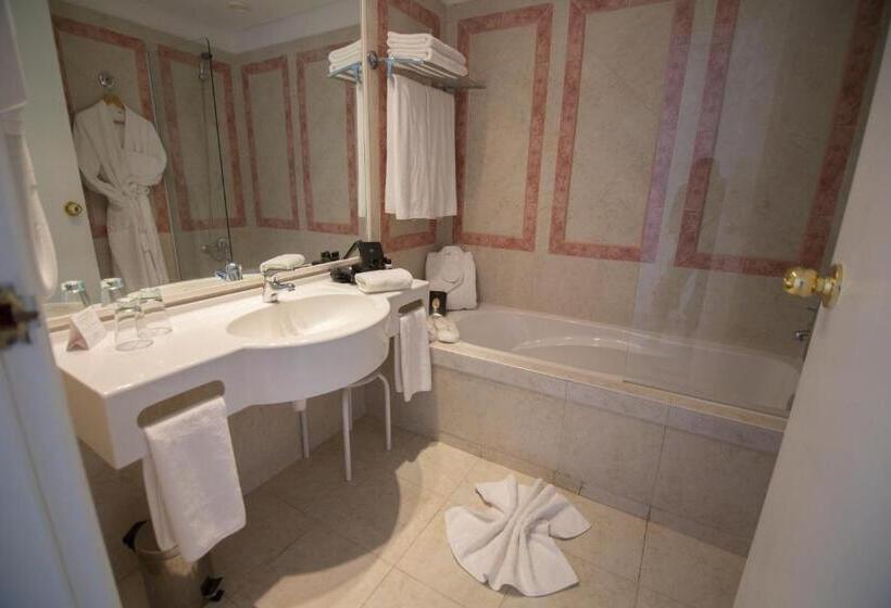 景色の見えるスタンダード４人部屋, Golden Tulip Taj Sultan Resort