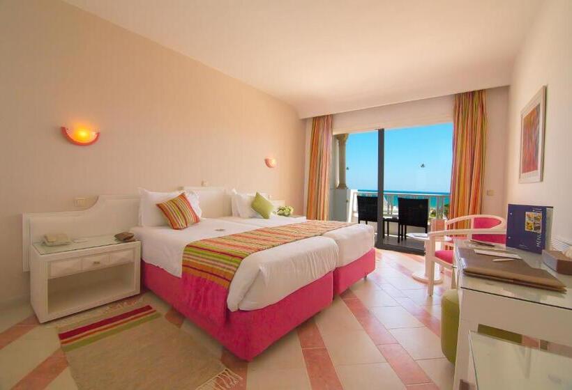 プールビューのスタンダードクアドラプルルーム, Golden Tulip Taj Sultan Resort