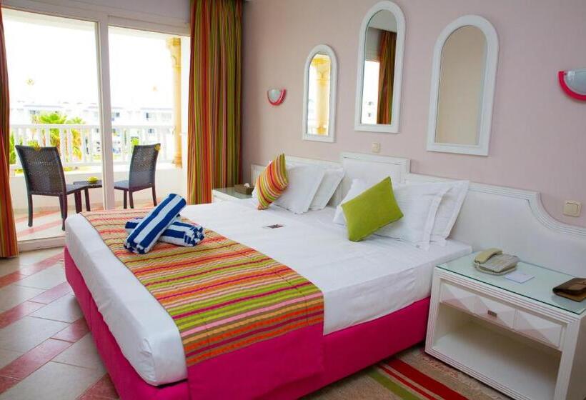 プールビューのスタンダードクアドラプルルーム, Golden Tulip Taj Sultan Resort