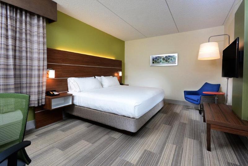 اتاق استاندارد با تخت بزرگ برای معلولان, Holiday Inn Express & Suites Raleigh Durham Airport At Rtp, An Ihg