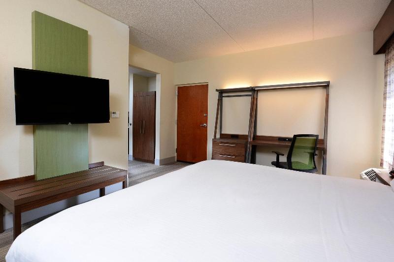 اتاق استاندارد با تخت بزرگ برای معلولان, Holiday Inn Express & Suites Raleigh Durham Airport At Rtp, An Ihg