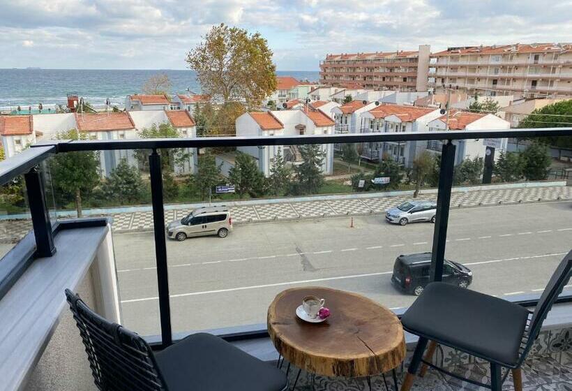اتاق لوکس با بالکن و چشم‌انداز دریا, Csk Otel