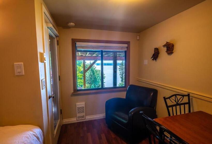اتاق راحتی سه تخته, The Fraser River's Edge B&b Lodge